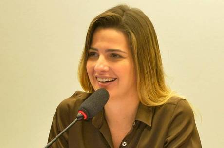Clarissa Garotinho foi expulsa do partido por ter votado contra a PEC do teto de gastos Clarissa Garotinho foi expulsa do partido por ter votado contra a PEC do teto de gastos