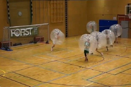 Futebol com bolhas vem ganhando espaço na Europa
