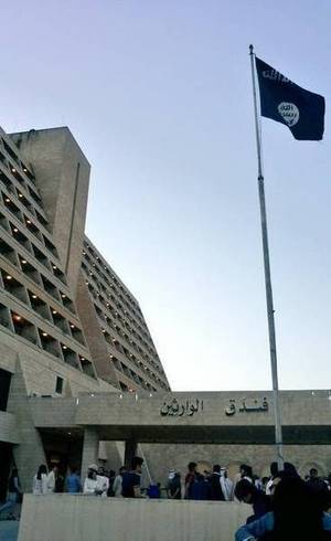 No twitter, simpatizantes do Estado Islâmico divulgaram imagens do hotel com a bandeira do grupo hasteada

