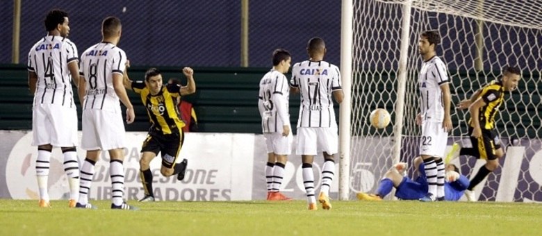 Cássio falhou feio em cobrança de falta do Guraní e deixou a equipe paraguaia sair na frente em Assunção