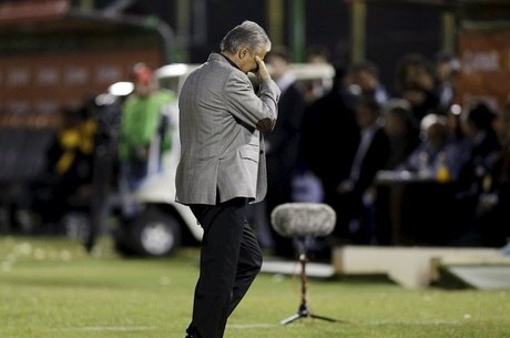 Técnico Tite saiu do jogo no Paraguai com bastante "dor de cabeça"