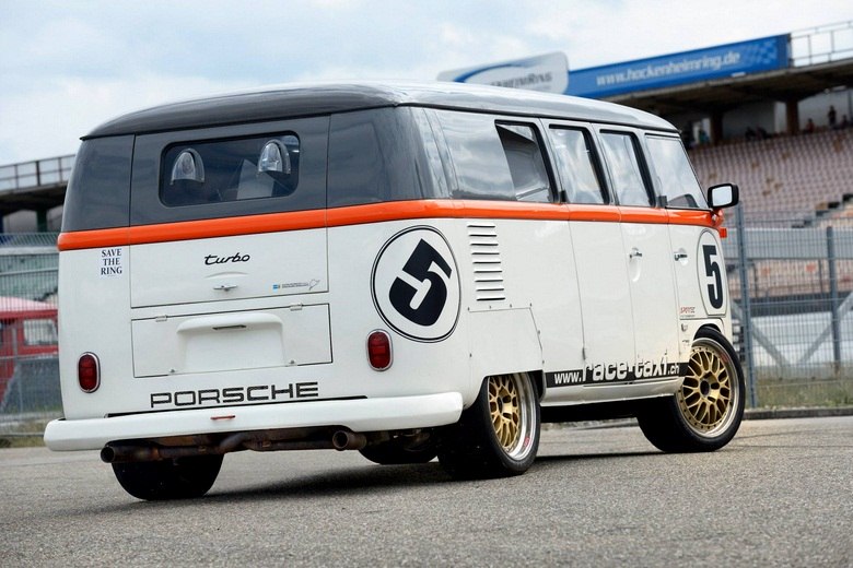 Kombi tunada com motor de 530 cv da Porsche 'rouba' a cena em evento anual  do grupo Volkswagen - Fotos - R7 Carros