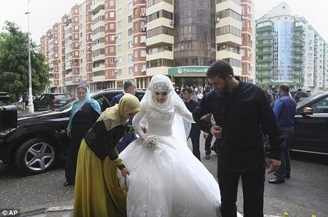 Noiva chega para cerimônia de casamento

