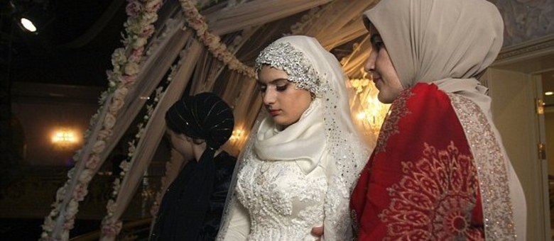 Triste, noiva de 17 é forçada a casar com homem casado de 47 anos
