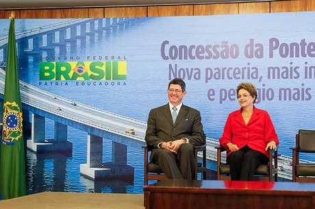 Dilma e o ministro da Fazenda assinam contrato de concessão