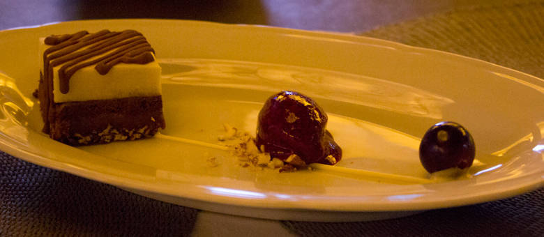 Mistura de sabores, a sobremesa apresenta três texturas de chocolate com maracujá e frutas vermelhas