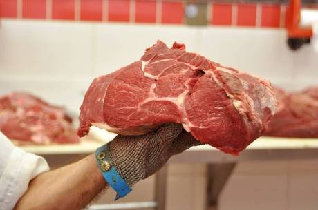 Cozinhar o alimento à temperaturas altas e não comer carne mal passada é a recomendação para se proteger contra as bactérias
