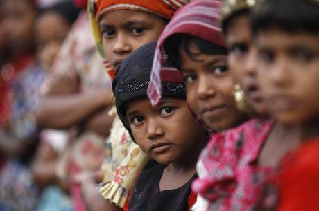 Crianças rohingya participam de escola religiosa em
 campo de refugiados 