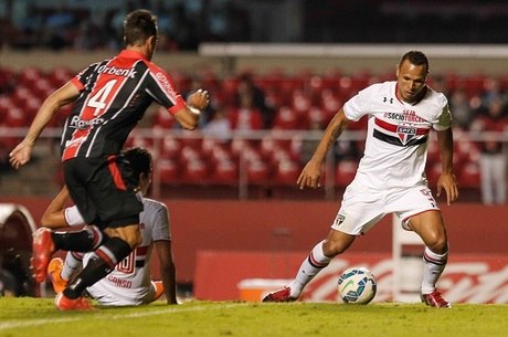 Luis Fabiano começou o jogo contra o Joinville como titular