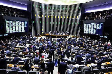 Deputados durante votação da reforma política