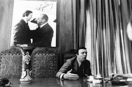 José Maria Marin, em seu gabinete, como governador de São Paulo, em 1982. Ao fundo, a foto com o aliado Paulo Maluf José Maria Marin, em seu gabinete, como governador de São Paulo, em 1982. Ao fundo, a foto com o aliado Paulo Maluf