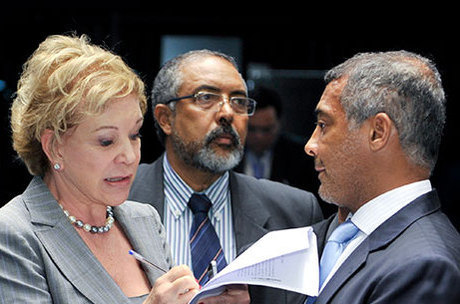Em apenas duas horas, Romário recolheu a assinatura de 52 senadores apoiando a criação de CPI no Senado para investigar a CBF
