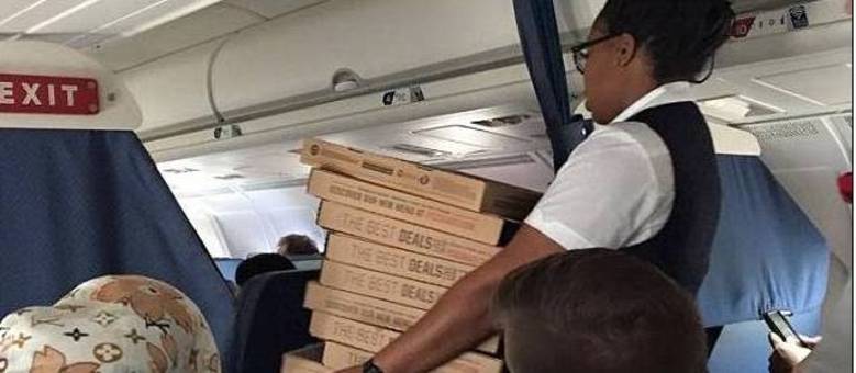Comandante pediu para que uma rede de restaurantes entregasse pizzas para os passageiros