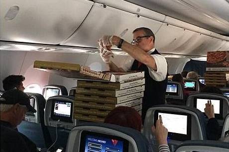 Outros voos da mesma companhia aérea também ofereceram pizza para os passageiros