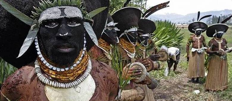 Na foto, uma das tribos da província de Enga Na foto, uma das tribos da província de Enga