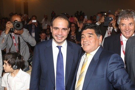 Maradona (dir.) é um dos apoiadores de Al Hussein (esq.)