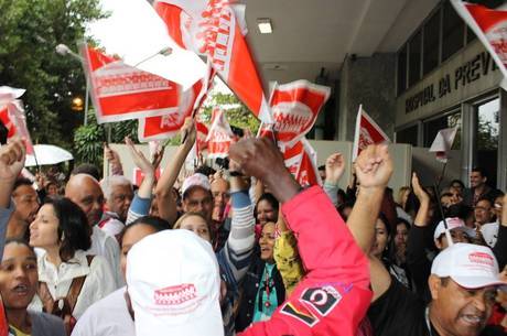 Paralisação por tempo indeterminado foi decretada na segunda-feira (25) Paralisação por tempo indeterminado foi decretada na segunda-feira (25)