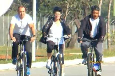 A presidente foi flagrada pedalando sorridente por profissionais TV Record de Brasília
A presidente foi flagrada pedalando sorridente por profissionais TV Record de Brasília