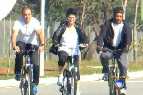 A presidente foi flagrada pedalando sorridente por profissionais TV Record de Brasília
