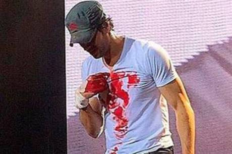Enrique Iglesias continuou o show com a mão sangrando