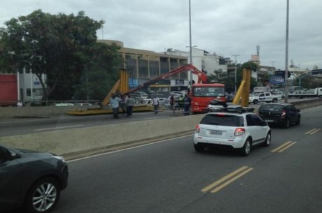 Caminhão colidiu com limitador de altura na ponte da Joatinga