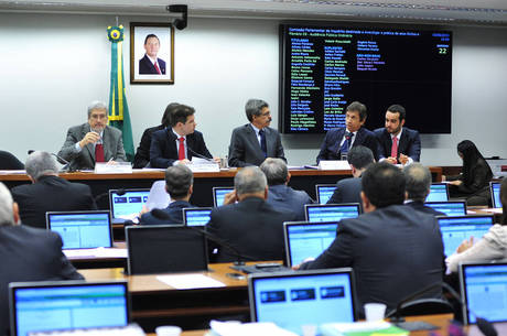 Empreiteiros ficam calados na CPI da Petrobras