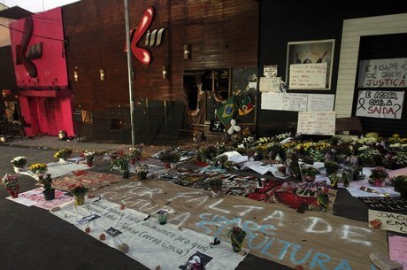Flores e bilhetes em homenagem às vítimas de incêndio são deixados em frente à boate Kiss, em Santa Maria (RS)
