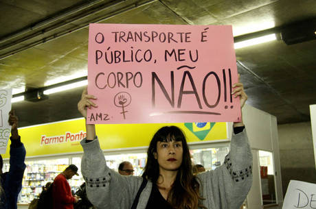 A grafiteira Verônica Amores participou do protesto na noite de terça
