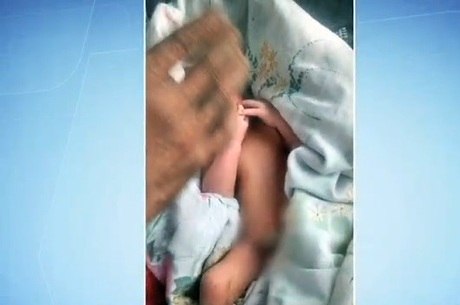 Bebê foi encontrado por homem que ouviu o choro em meio a entulhos de um terreno baldio