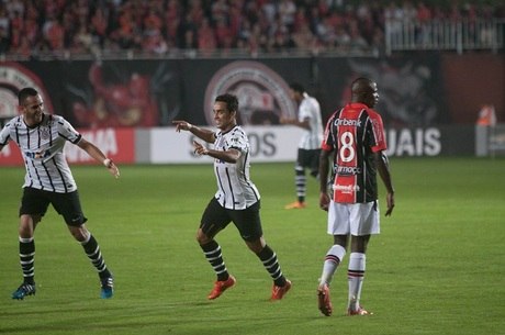 Jadson acertou belo chute e garantiu a vitória para o Corinthians
