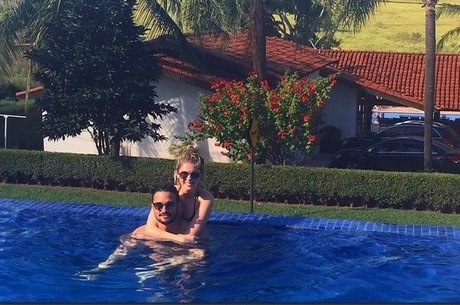 Barbara Evans Curte Feriado Em Piscina Com Novo Namorado Entretenimento R7 Famosos E Tv