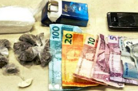 Polícia encontrou dinheiro e droga sob posse dos suspeitos 