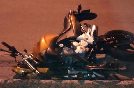 Moto bateu contra carro conduzido por motorista com sintomas de embriaguez; motociclista morreu na hora