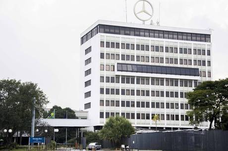 Mercedes-Benz em São Bernardo deu duas semanas de férias coletivas a todos os empregados do setor de produção Mercedes-Benz em São Bernardo deu duas semanas de férias coletivas a todos os empregados do setor de produção