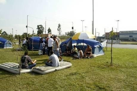 Funcionários demitidos da Mercedes-Benz fazem acampamento em frente à fábrica para pedir emprego de volta, em São Bernardo