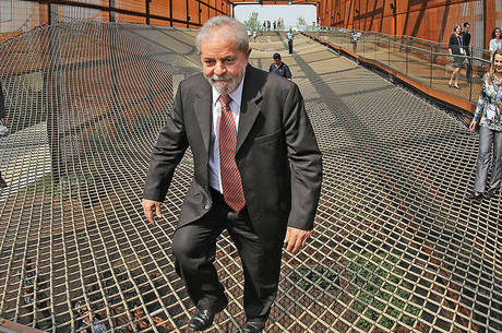 Lula ganhou R$ 815 mil por palestras em Moçambique e na África do Sul, R$ 340 mil por apresentação em Portugal e R$ 375 mil por exposições no Peru, Equador e Colômbia, de acordo com revista Lula ganhou R$ 815 mil por palestras em Moçambique e na África do Sul, R$ 340 mil por apresentação em Portugal e R$ 375 mil por exposições no Peru, Equador e Colômbia, de acordo com revista