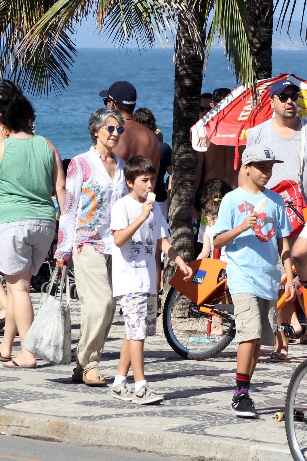 Cassia Kiss Magro aproveita o sábado para passear com os filhos no calçadão de Ipanema Fotos