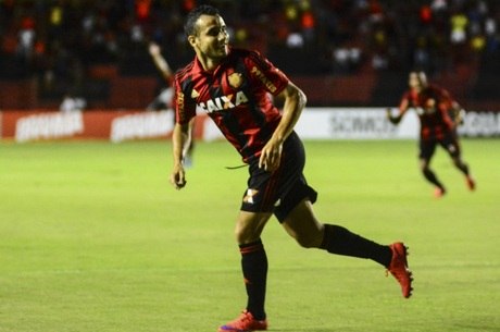 Maikon Leite comemora um de seus gols contra o Joinville