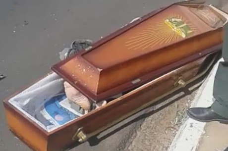 Caixão é arremessado para fora de carro funerário após ...