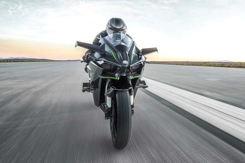Kawasaki H2R quebra recorde mundial de velocidade a 331 km/h na corrida de moto  mais perigosa do mundo - Vídeo Dailymotion