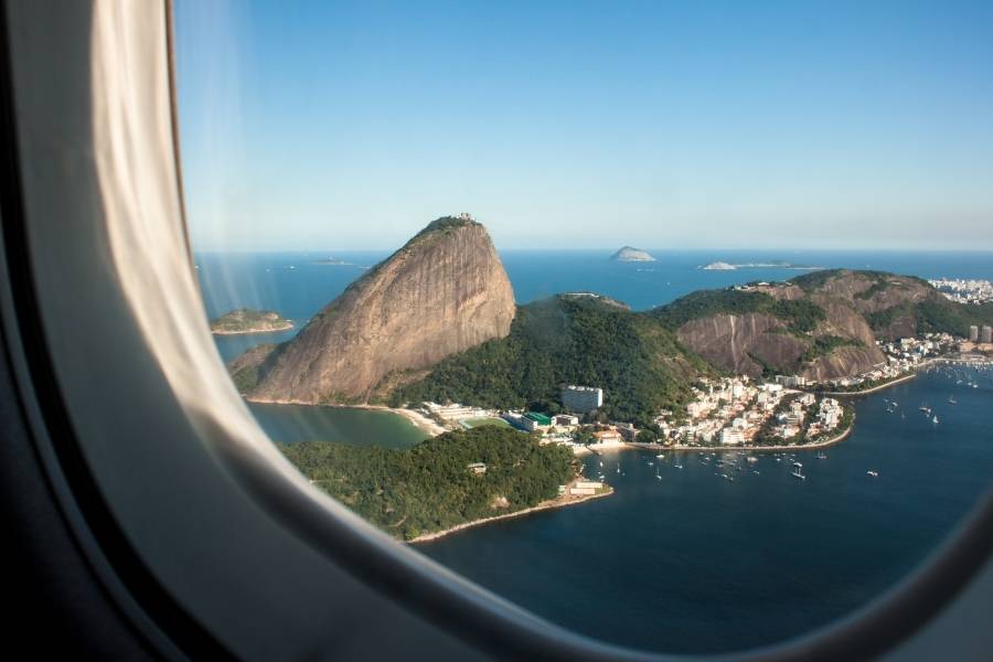 Preços de passagens áreas nacionais despencam e brasileiros viajam mesmo com crise