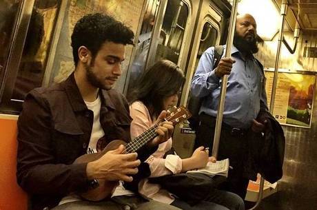 Sergio Malheiros toca ukulele no metro