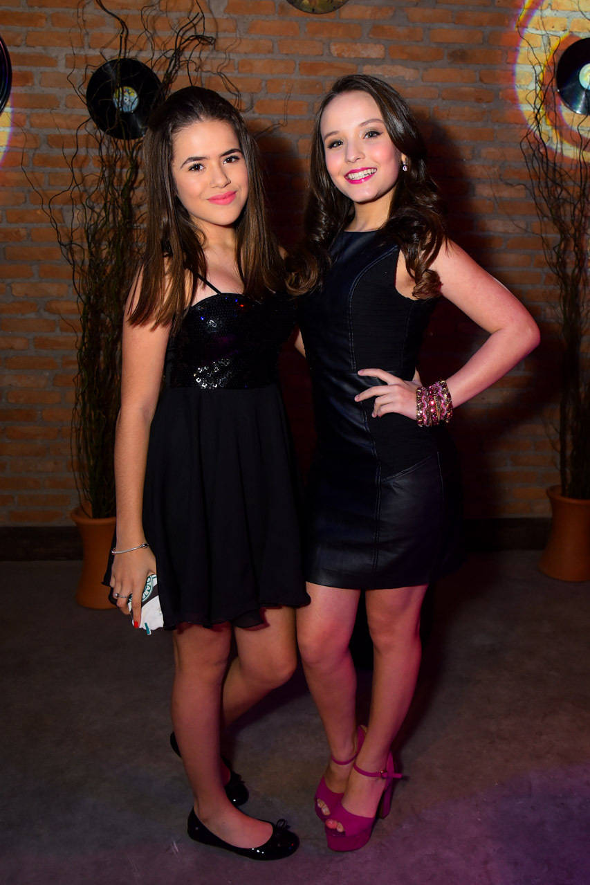 larissa manoela mini saia