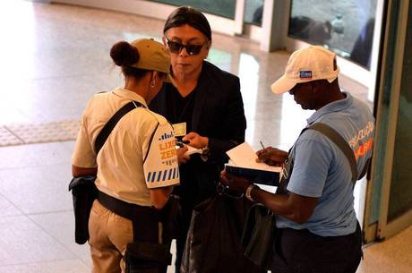 Celso Kamura é abordado por agentes do programa Lixo Zero Celso Kamura é abordado por agentes do programa Lixo Zero