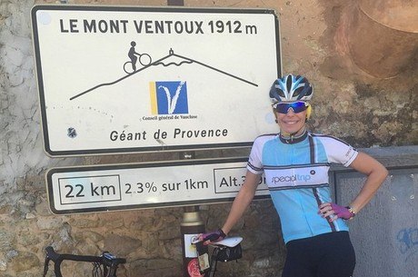 Dani Cicarelli participa de desafio de bike no sul da França