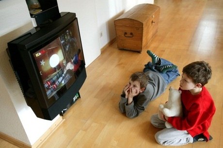 Crianças e adolescentes vêem mais TV que há uma década