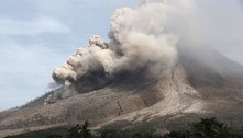 Vulcão na Indonésia entra em erupção e faz 10 mil pessoas deixarem suas casas