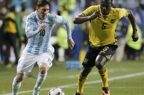 Messi disputa jogada com defensor jamaicano
