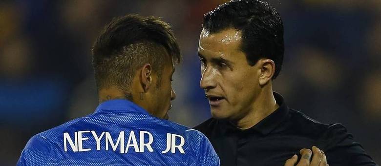 Neymar conversa com o árbitro Enrique Osses durante a derrota contra a Colômbia
Neymar conversa com o árbitro Enrique Osses durante a derrota contra a Colômbia