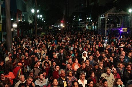 Multidão acompanha o show do cantor Eduardo Araújo no palco São João
